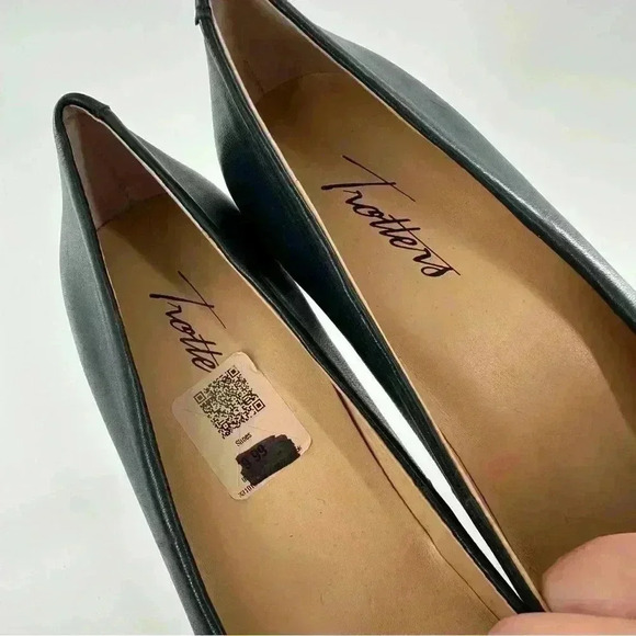 Trotters womens heels size 6 N navy blue leather pointy toe career pumps - Picture 10 of 12